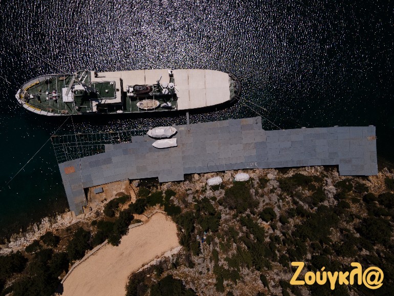 Πανοραμική εικόνα από το drone του zougla.gr: Διακρίνεται η αυθαίρετη προβλήτα του εφοπλιστή Παναγή Ζησσιμάτου.