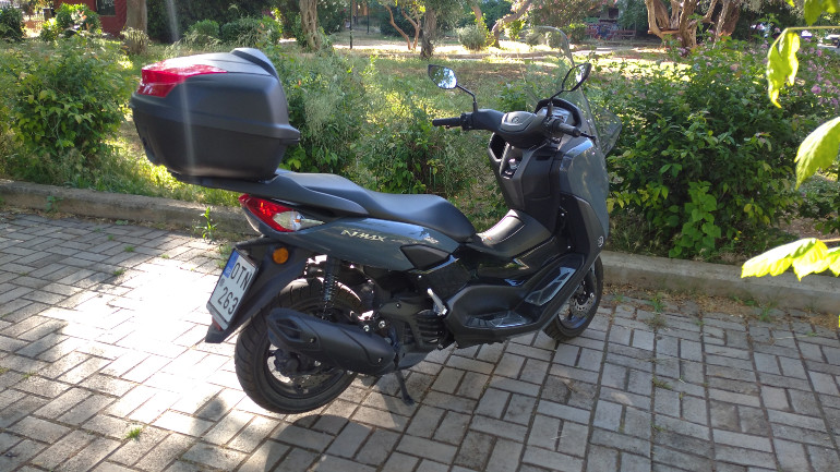 Η βαλίτσα πίσω μαζί με τη σχάρα και την πλάτη για τον συνεπιβάτη κοστίζουν 385,22€.