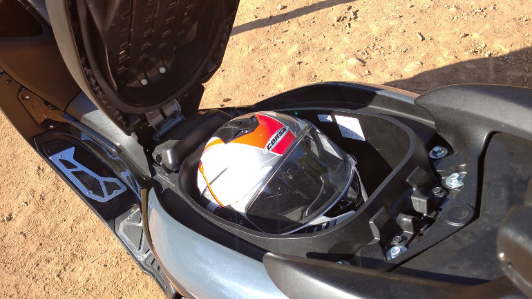 Μεγάλος χώρος κάτω από τη σέλα για ένα full face κράνος.