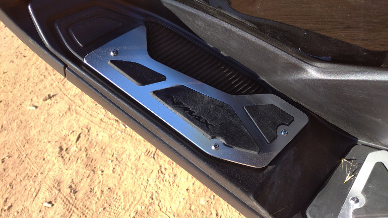 Ένα από τα αξεσουάρ του μοντέλου είναι οι πλάκες δαπέδου με κόστος 91,18€. Οι πάνω πλάκες κοστίζουν επίσης 91,18€.