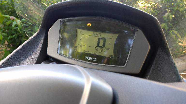 Πολύ χρηστική οθόνη LCD που σε ειδοποιεί για κλήσεις και μηνύματα στο τηλέφωνό σου.