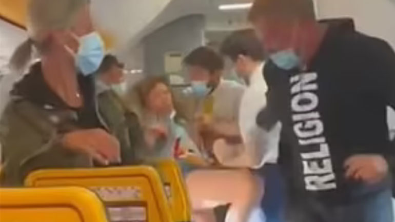 Χαμός σε πτήση: Αρνήθηκε να φορέσει μάσκα και κλότσησε επιβάτη Χαμός σε πτήση: Αρνήθηκε να φορέσει μάσκα και κλότσησε επιβάτη