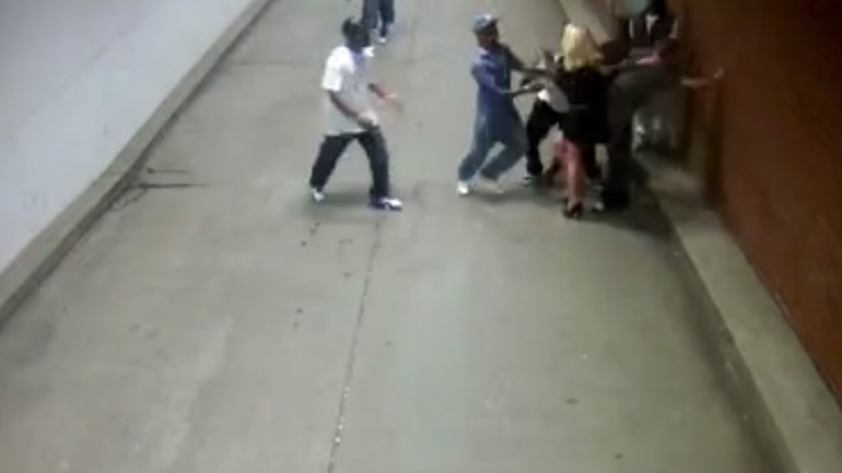 Μόνος εναντίον συμμορίας