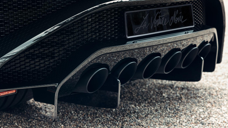 Οι έξι εξατμίσεις υπόσχονται μοναδικές μελωδίες από τον 16κύλινδρο κινητήρα.