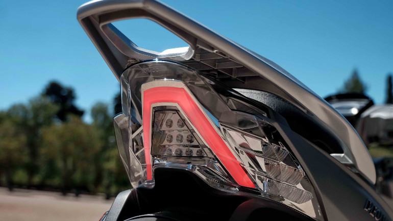 Ξεχωριστός σχεδιασμός στο πίσω φωτιστικό σώμα... φυσικά τεχνολογίας LED.