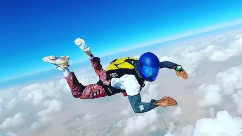 Έκανε βουτιά από τον ουρανό ο Lewis Hamilton Έκανε βουτιά από τον ουρανό ο Lewis Hamilton