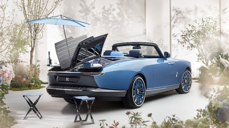 Στο πίσω μέρος μπορείς να απολαύσεις τη σαμπάνια σου και τα κοκτέιλ σου.