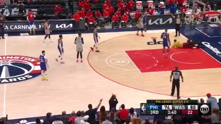 Το είδαμε κι αυτό: «Εισβολή» οπαδού σε αγώνα του ΝΒΑ!