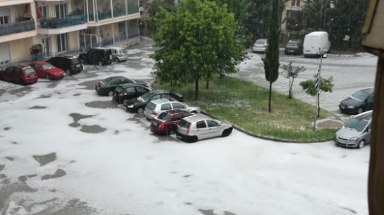 «Βούλιαξαν» οι δρόμοι στην Ξάνθη – Ισχυρή καταιγίδα και χαλάζι