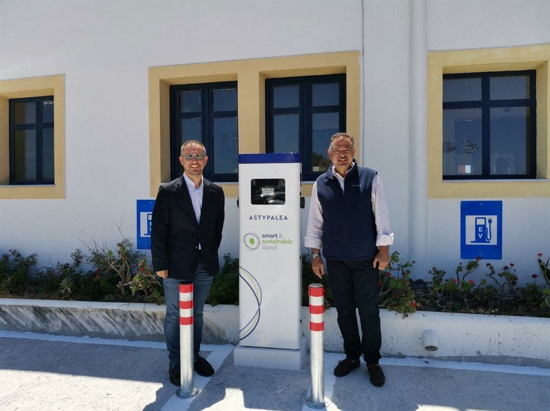 Ο Δήμαρχος στην Αστυπάλαια κ. Νικος Κομηνέας μαζί με τον κ. Τάσο Μάνο Διευθύνοντα Σύμβουλο της ΔΕΔΔΗΕ