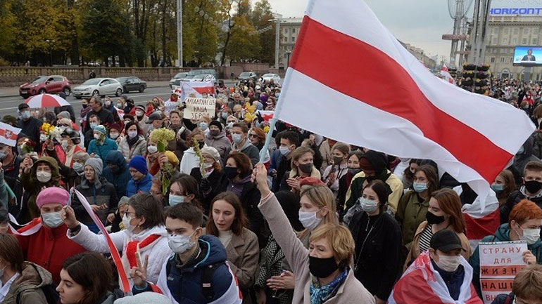 Το Μινσκ περιορίζει τις δυνατότητες των Λευκορώσων να φύγουν από τη χώρα