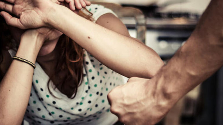 Νεαρός τραμπούκος ξυλοκόπησε άγρια την πρώην κοπέλα του σε καφετέρια της Χαλκίδας