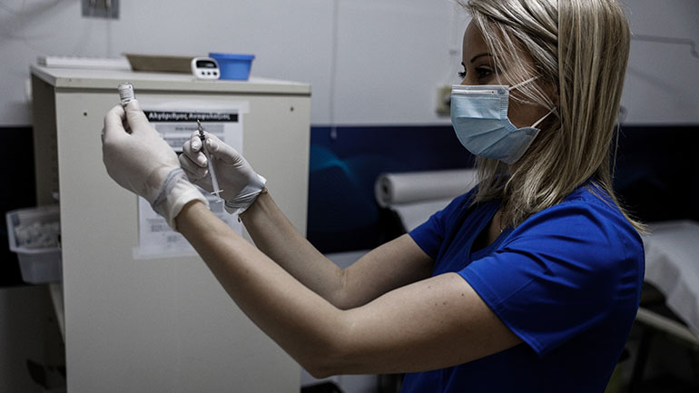 Ανοίγουν οι εμβολιασμοί με Pfizer και Moderna για τις ηλικίες 18 έως 29