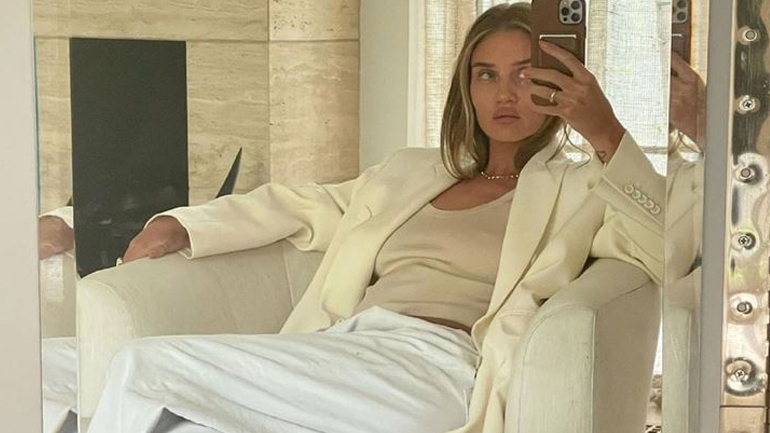 Η Rosie Huntington-Whiteley μας δείχνει πώς να φορέσουμε το λευκό τζιν για να φαινόμαστε κομψές