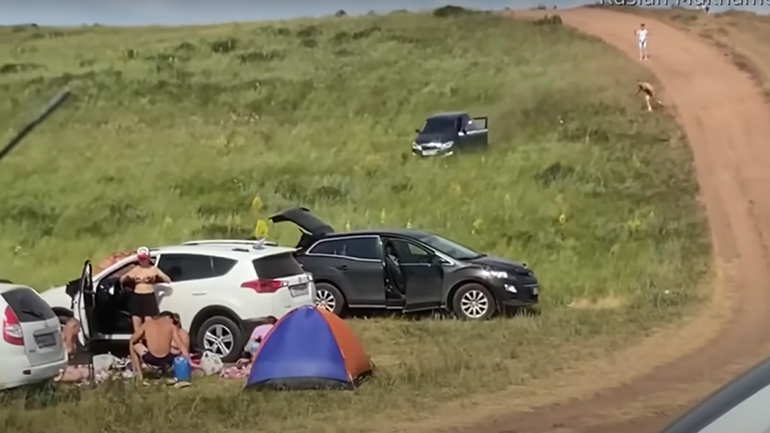 Αυτοκίνητο χωρίς οδηγό κατεβαίνει έναν λόφο