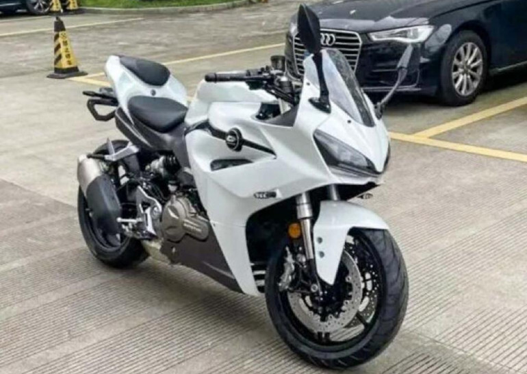 Αυτό είναι το 502R που ετοιμάζει η QJ Motor και αναμένεται να φέρει στην Ευρώπη η Benelli.