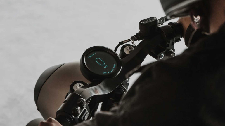 Στο στρογγυλό όργανο μπορείς να δεις όλες τις πληροφορίες της μοτοσικλέτας και όχι μόνο!