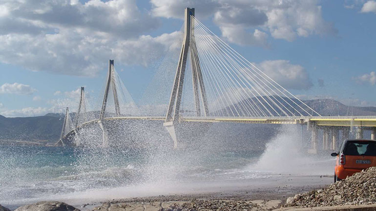 Ισχυροί άνεμοι δημιούργησαν μια εντυπωσιακή εικόνα στη γέφυρα του Ρίου