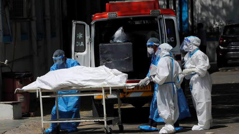 Περισσότεροι από 3.200 θάνατοι εξαιτίας της COVID-19 σε 24 ώρες στην Ινδία