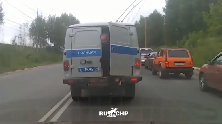 Άνδρας δραπετεύει διακριτικά από αστυνομικό όχημα