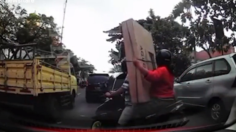 Μεταφορά τηλεόρασης 40 ιντσών με σκούτερ