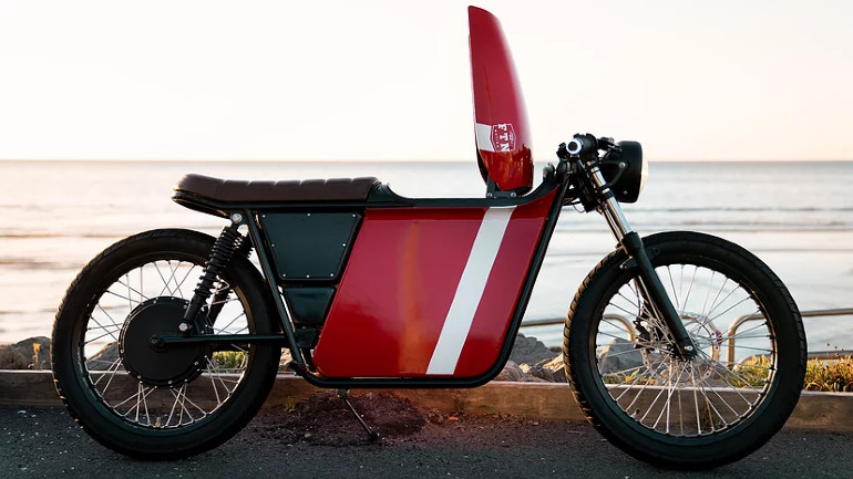 Λεπτή σιλουέτα με τον ηλεκτροκινητήρα να είναι τοποθετημένος στον πίσω τροχό.