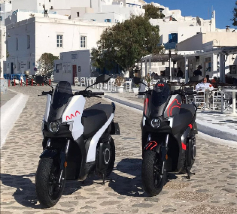 Τα πρώτα eScooter παραδόθηκαν στις αρχές του νησιού και η νέα εποχή ξεκίνησε!