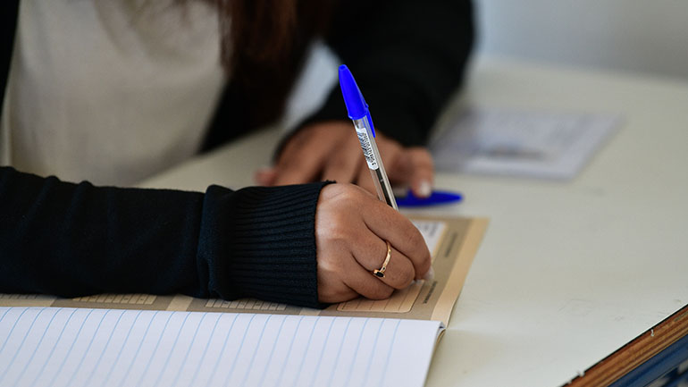 Μητέρα πήγε να γράψει εξετάσεις στη θέση της κόρης της Μητέρα πήγε να γράψει εξετάσεις στη θέση της κόρης της