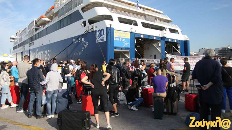 Πειραιάς: Έληξε η απεργία της ΠΕΝΕΝ – Ένταση και ουρές στο λιμάνι