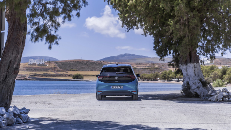 Το ID.3 του δήμου με φόντο ένα μαγευτικό σκηνικό.