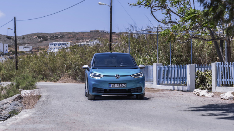 Στους δρόμους της Αστυπάλαιας με το υπέροχο ηλεκτρικό hatchback. 