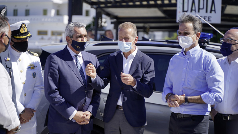 Ο κύριος Diess μόλις έχει φθάσει στο νησί, συνοδευόμενος από τον Κυριάκο Μητσοτάκη.