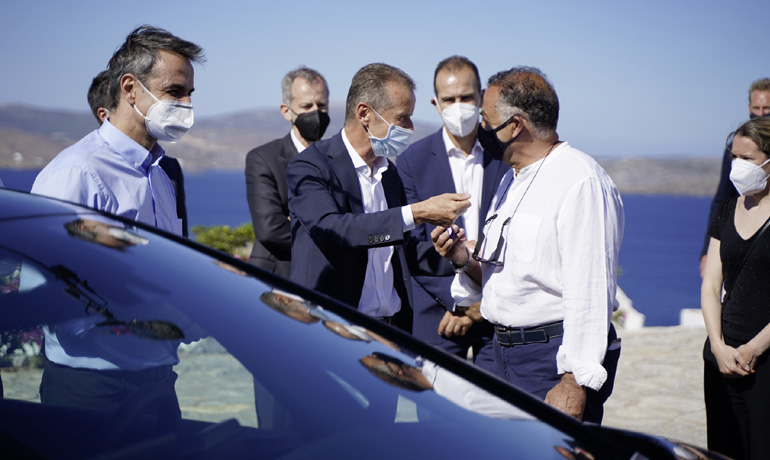 Ο Herbert Diess με τον πρωθυπουργό και τον δήμαρχο του νησιού.