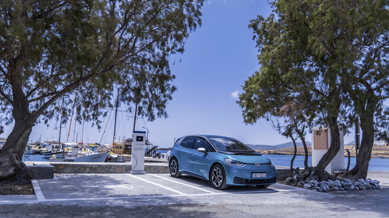 Φορτιστές έχουν τοποθετηθεί ακόμη και στα λιμανάκια της Αστυπάλαιας.