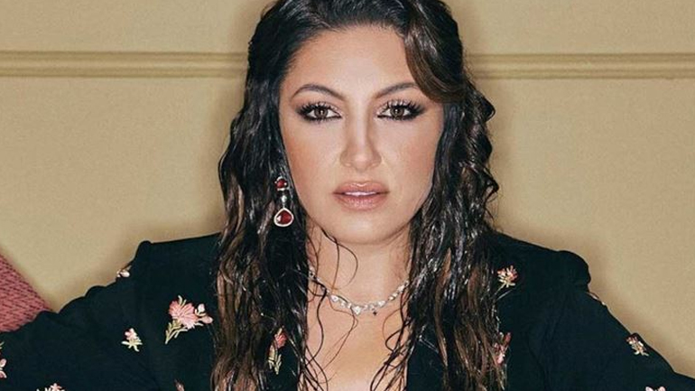 Έλενα Παπαρίζου: «Δεν αναγκάζω κανέναν ούτε να με κοιτάζει ούτε να με ακούει»!