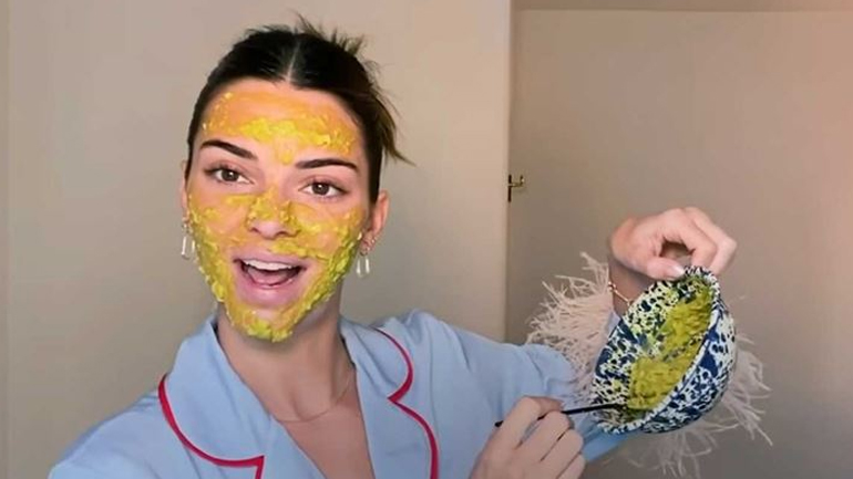 Η Kendall Jenner μόλις μας έδειξε πώς να κάνουμε την αγαπημένη της μάσκα με αβοκάντο