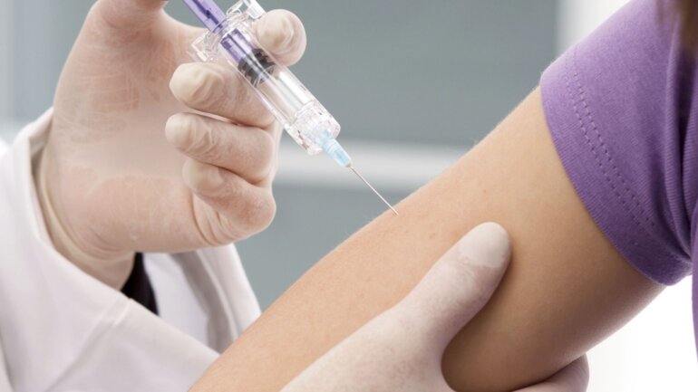 O εμβολιασμός έναντι του HPV συνιστάται σε κορίτσια ηλικίας 11-18 ετών και σε ομάδες υψηλού κινδύνου, όπου αποζημιώνεται πλήρως. 