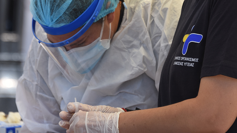 Καταμετρήθηκαν 1.112 κρούσματα σε 24 ώρες – 445 διασωληνωμένοι – 34 νέοι θάνατοι