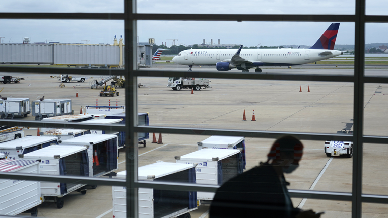 ΗΠΑ: Αναγκαστική προσγείωση αεροσκάφους της Delta – Επιβάτης προσπάθησε να εισβάλει στο πιλοτήριο