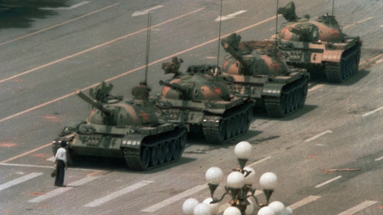 Εξαφανίστηκε από την Bing η ιστορική φωτογραφία του διαδηλωτή απέναντι στο τανκ