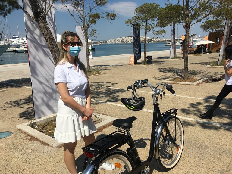 Η γιατρός Σεμίνα Ψυχογιοπούλου έκανε την πρώτη βόλτα με το ηλεκτρικό ποδήλατο.