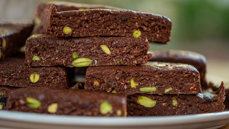 Υγιεινές μπάρες σοκολάτας με φυστικοβούτυρο από τον Δημήτρη Μακρυνιώτη