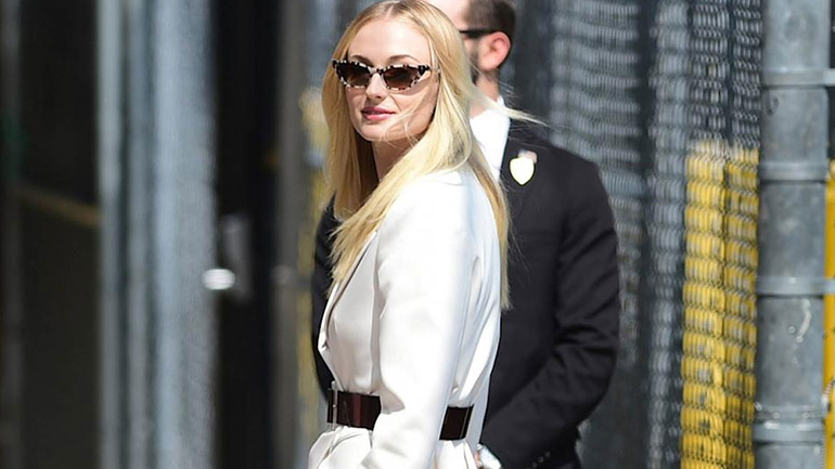 Curtain bangs: Η Sophie Turner υπέκυψε στο πιο δημοφιλές hairstyle trend της σεζόν