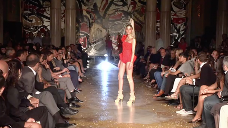 Mοντέλο δυσκολεύεται να περπατήσει