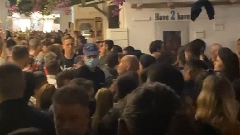 Μύκονος: Αδιανόητες εικόνες συνωστισμού στα Ματογιάννια