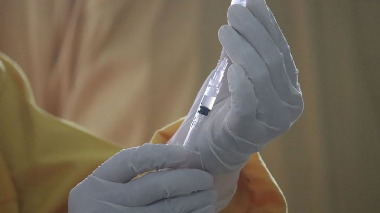 Πέτσας: «Πρέπει να δοθούν προνόμια στους εμβολιασμένους»