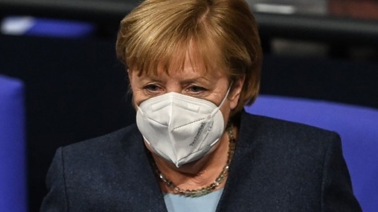 Γερμανία: Η Μέρκελ στηρίζει τον υπ. Υγείας στην υπόθεση των μασκών