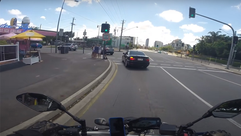 Μοτοσικλετιστής κοιτά γυναίκες και τρακάρει