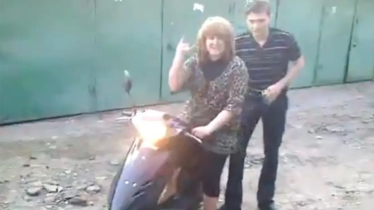 Δώρο ένα σκούτερ στη μητέρα για τα γενέθλιά της