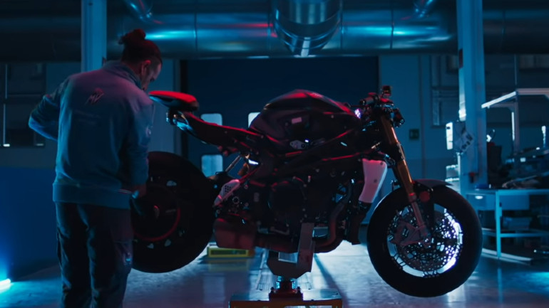 Ευτυχώς ο μεγαλομέτοχος και CEO της MV Agusta Timur Sardarov, έχει το ίδιο πάθος με τους Ιταλούς.